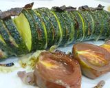 Foto del paso 5 de la receta: Calabacines Hasselback con Panceta y Gouda sobre Lecho de Tomate y Cebolla