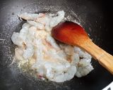 Foto langkah ke 2 dari resep Udang Saus Lada Hitam.