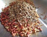 Foto langkah ke 4 dari resep Orek tempe kering kacang tanah dan teri.