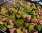 Foto del paso 2 de la receta: Pollo con calabacitas y chayotes