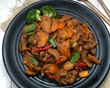 Foto langkah ke 5 dari resep Korean spicy stir fried pork / jeyuk bokkeum.