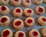 Foto langkah ke 3 dari resep Thumbrint Strawbery.