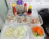 Foto langkah ke 1 dari resep Tumis Ayam, Sosis, Jamur Kancing.