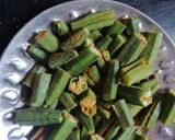 A picture of step 3 of Masala bhindi.