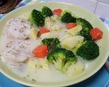 Foto del paso 1 de la receta: Medallones de merluza con brócoli, patata, zanahoria y caldo de pollo