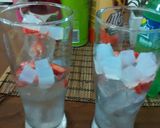 Foto langkah ke 1 dari resep Strawberry Float.
