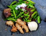 Foto langkah ke 1 dari resep Sambel Cibiuk / Sambal Ijo / Sambel Hejo / Sambal Kemangi / Sambel Tomat Hijau.