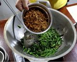 Foto langkah ke 4 dari resep Tumis Kering Kacang Panjang.