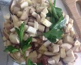 Foto del passaggio 1 della ricetta Porcini in crema, cotti e crudi con pappardelle con crema di gorgonzola dolce e noci