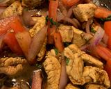 Foto del paso 2 de la receta: Tallarín saltado criollo con pollo