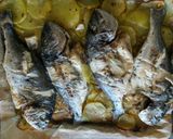 Foto del paso 6 de la receta: Dorada al horno con patatas panaderas y cebollas asadas🐟🐟