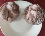 A picture of step 4 of Black current creamy icecream.