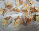 Foto del paso 4 de la receta: Tartar de salmón sobre pan de gamba con huevo de codorniz
