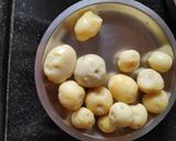 A picture of step 1 of Postu alu with spring onion.