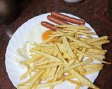 Foto del paso 3 de la receta: Huevos fritos con papas fritas y salchichas