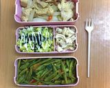 Hình bước làm 5 của món Day 29 : Gà xào hành tây, đậu côve xào cà chua, cơm độn_eat1000
