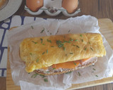 Foto del paso 3 de la receta: Tosta con salmón y tortilla