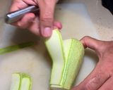 Foto del paso 1 de la receta: Ensalada de tomates, aguacate, verduras encurtidas y rulo de cabra tostado
