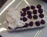 Foto del paso 2 de la receta: Bizcocho con cerezas, chantilly y chocolate