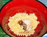 Foto langkah ke 3 dari resep Indomie telur kuah susu tabur keju.