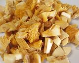 A picture of step 1 of Tagliatelle ai finferli e zafferano.