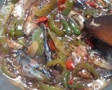 Foto langkah ke 3 dari resep Oseng ikan deles cabe hijau.