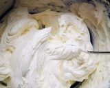 Pas rețetă Tort blat umed crema de caramel și mascarpone cu ciocolata albă 3 fotografie