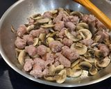 Foto del paso 4 de la receta: Alubias Blancas de Bote Exprés con Salchichas de Pollo y Champiñones