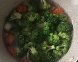 Foto langkah ke 3 dari resep Sup Brokoli Wortel simple.