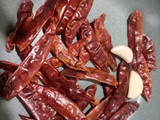 Boneless con salsa de chapulines y aderezo rosa