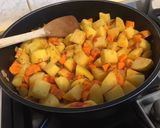 Une image de l'étape 9 de Pommes de terre et carottes sautées marinées.