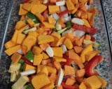 Foto del paso 1 de la receta: Pollo al horno especiado con colchón de vegetales