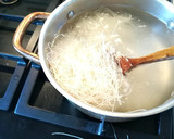 Foto del paso 2 de la receta: Pollo con verdura y fideos de arroz