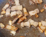 Foto del paso 1 de la receta: Fideos con panceta frita en salsa de cacahuete