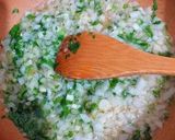 Foto del paso 4 de la receta Muslos de pollo en salsa de limón, azafrán y ajos tiernos