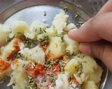 A picture of step 3 of Aloo paratha.