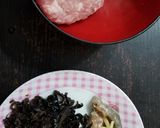 A picture of step 1 of Chinese steamed pork patty with salted fish 咸魚蒸肉餅.