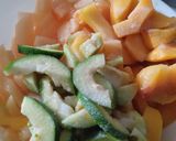 Foto del paso 2 de la receta: Ensalada de frutas con jugo de naranja y sal🍈🍑🍊🧂🍋🟩