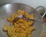 Foto langkah ke 2 dari resep Telur Oseng Tomat.