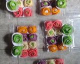 Foto langkah ke 5 dari resep Dadar gulung bunga mawar warna warni.
