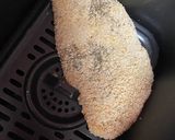 Foto del paso 2 de la receta: Pechugas empanadas en airfryer con tomates asados y mozzarella