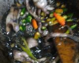 Foto langkah ke 5 dari resep Tumis Cumi Hitam.