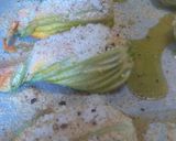Foto del passaggio 4 della ricetta Fiori di zucchine al forno, ripiene con ricotta e prosciutto