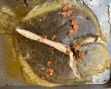 Foto del paso 2 de la receta: Rodaballo al horno con ajo y guindilla