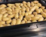 Une image de l'étape 2 de Pommes grenaille rôties à la graisse de canard et herbes du maquis.