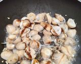 Foto langkah ke 3 dari resep Cah Jamur Caisim.