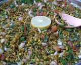 स्वास्थ्यवर्धक चटपटीत मूग चाट (moong chat recipe in marathi) रेसिपी स्टेप 6 फोटो 