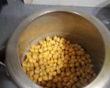A picture of step 1 of Amritsari choley.