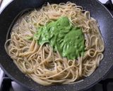 Foto del passaggio 5 della ricetta Linguine con crema di piselli, gamberi e ricotta
