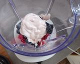 Foto del passaggio 1 della ricetta Milkshake ai frutti di bosco